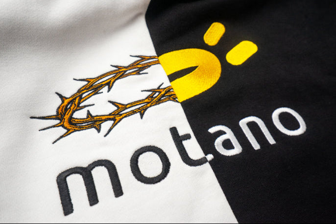 MOTANO X 天天與耶穌 聯名拼接Logo 帽Tee